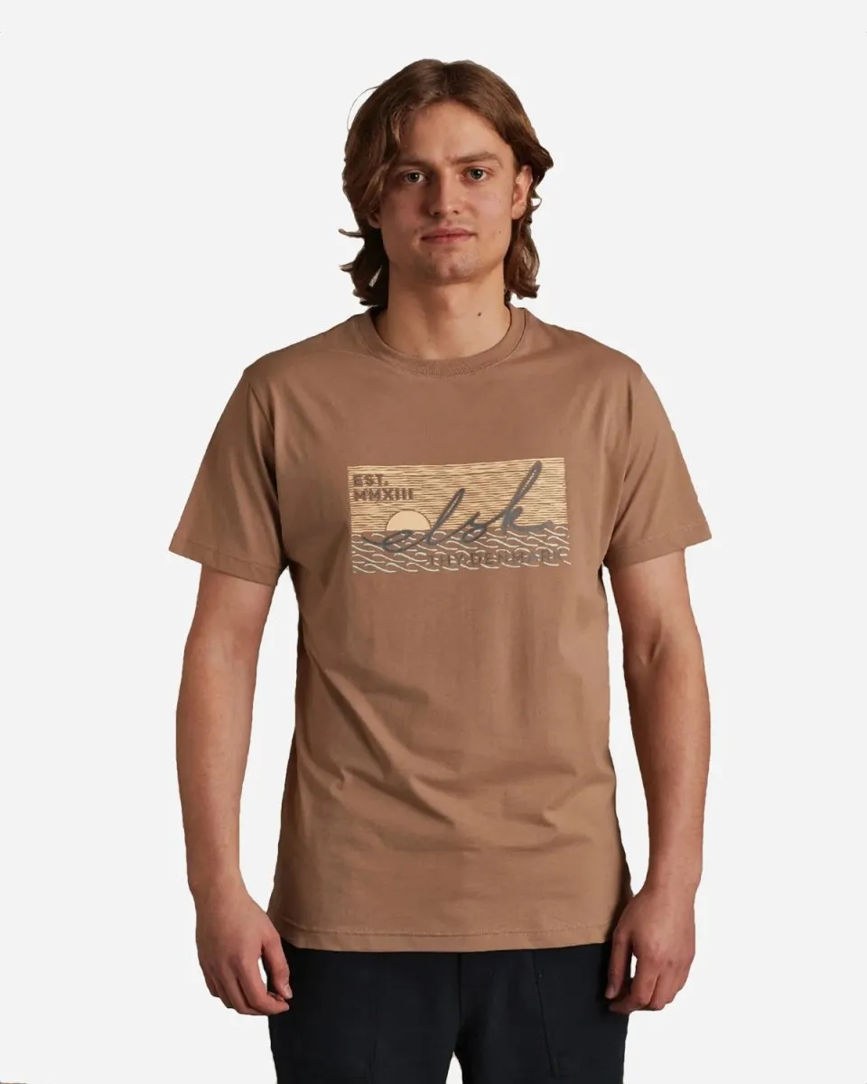 ELSK® SUNSIGN22 ESSENTIAL MEN'S TEE  - Taupe Brown